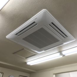 台東区で天井埋込カセット形エアコン4方向吹出タイプの業務用エアコンの入れ替えを行いました♪