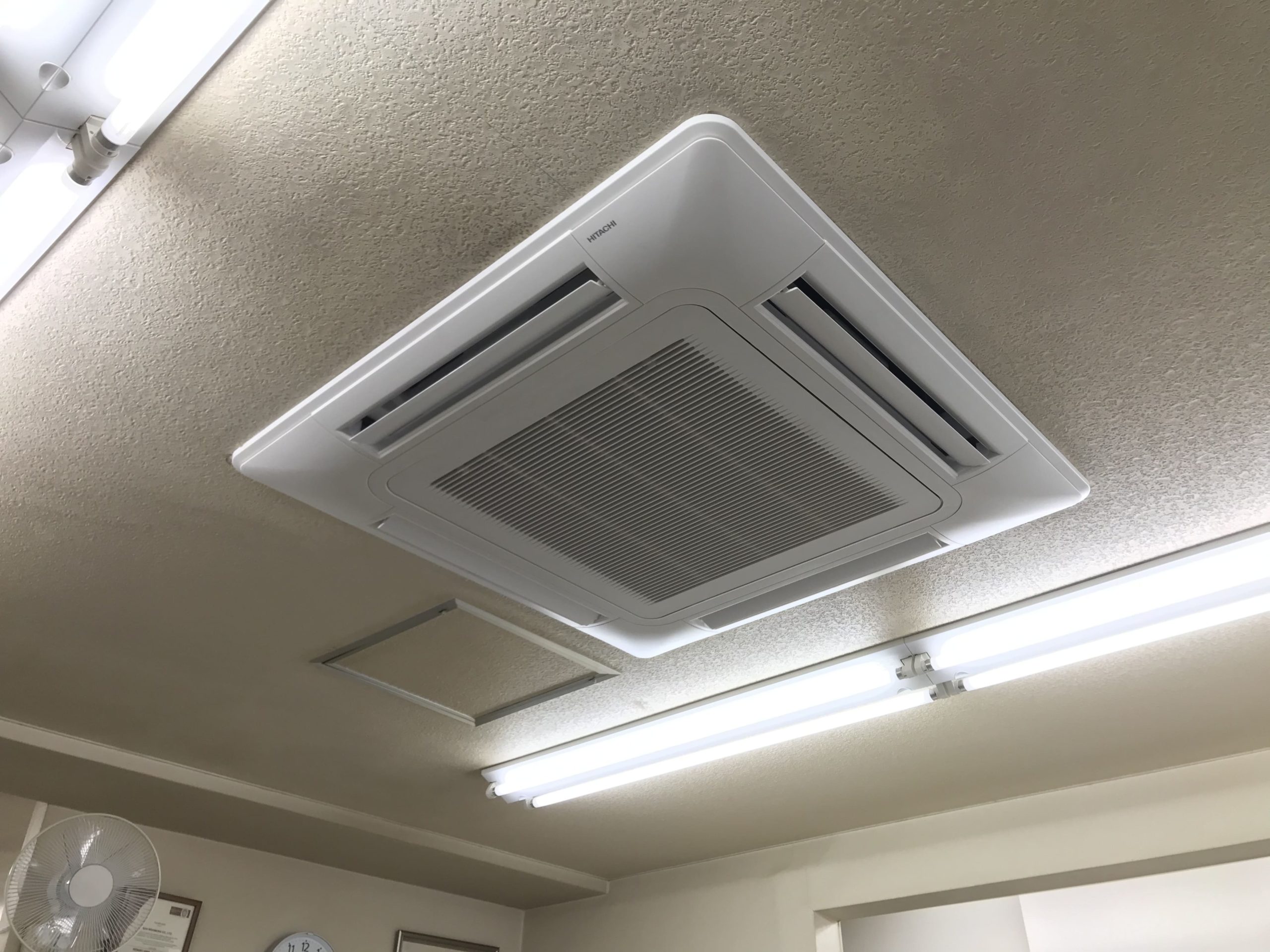 台東区で天井埋込カセット形エアコン4方向吹出タイプの業務用エアコン 