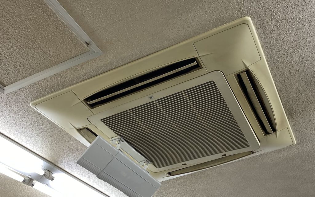台東区で天井埋込カセット形エアコン4方向吹出タイプの業務用エアコンの入れ替えを行いました あかりと空調の専門店 世界電器